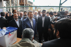 بازدید لاریجانی از حوزه انتخابی در حرم حضرت عبدالعظيم